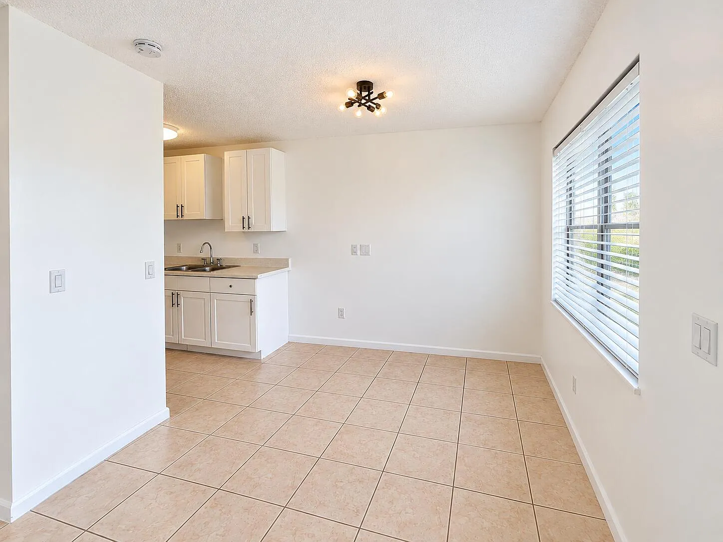 2 bed, 1.0 bath, 2288 sqft, $2,000 — Photo 2