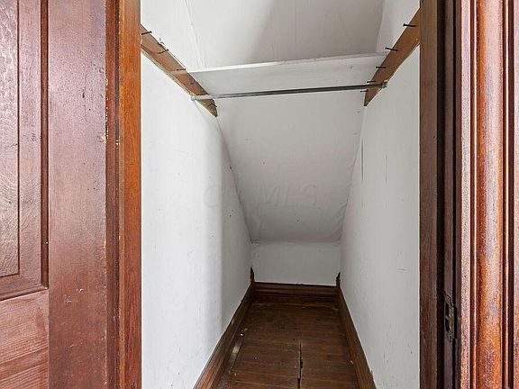 5th image of 27 N Riverview St