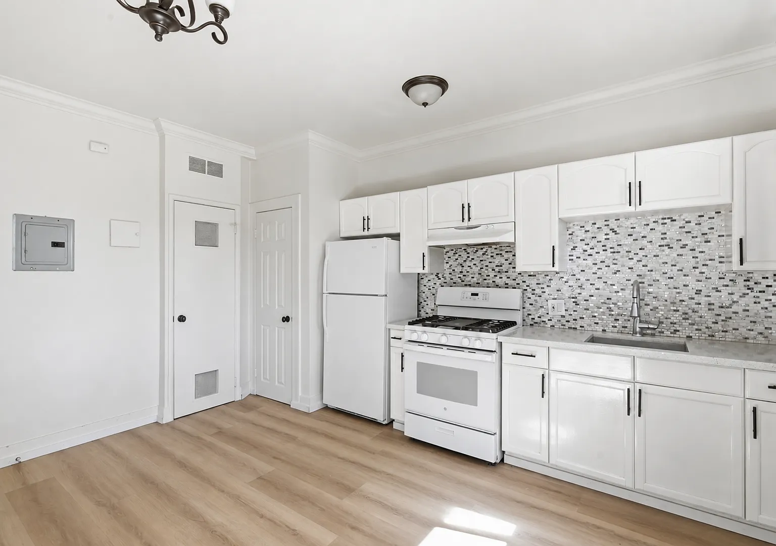 1444 W 28th St — Photo 2