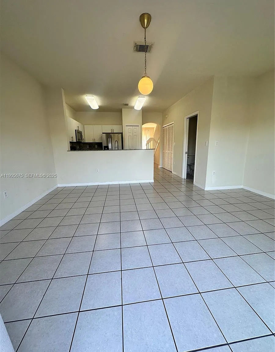 3 bed, 1600 sqft, $3,160 — Photo 4