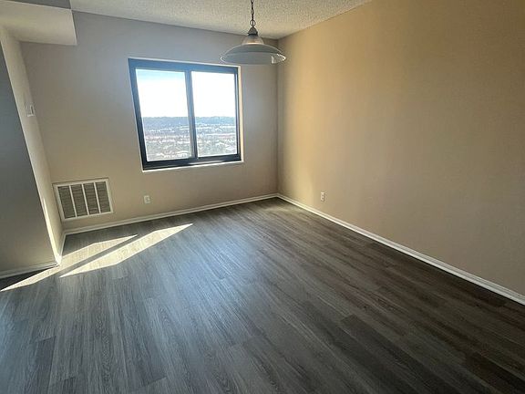 5th image of 203 Yoakum Pkwy APT 1218