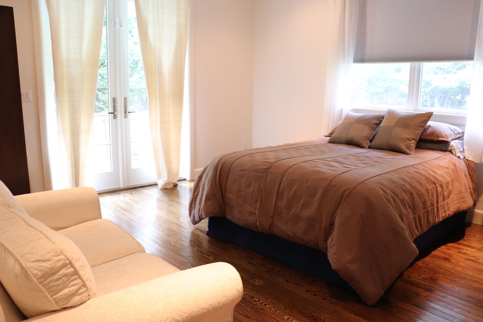  Main level guest room