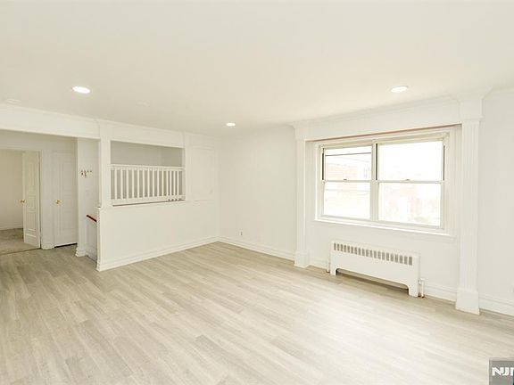 5th image of 451 Heath Pl APT 8