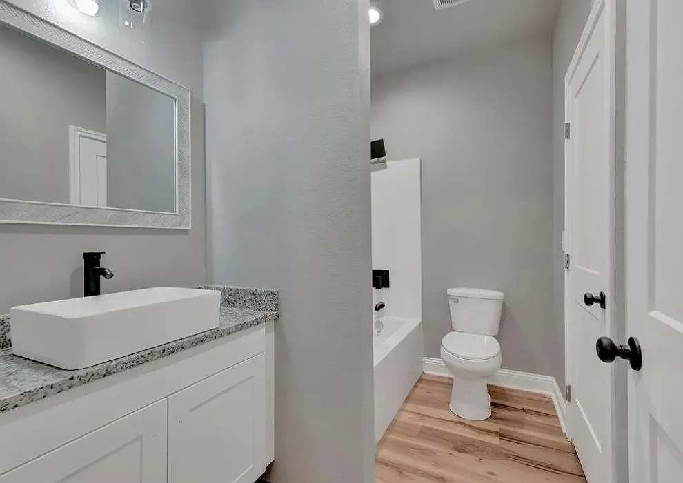 2 bed, 2.0 bath, 915 sqft, $1,300 — Photo 1