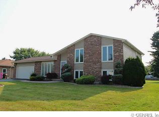 151 Castle Grove Dr, Rochester, NY 14612