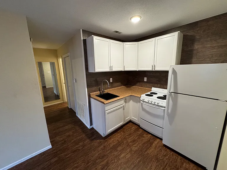 1010 Rockmoor #2 — Photo 4