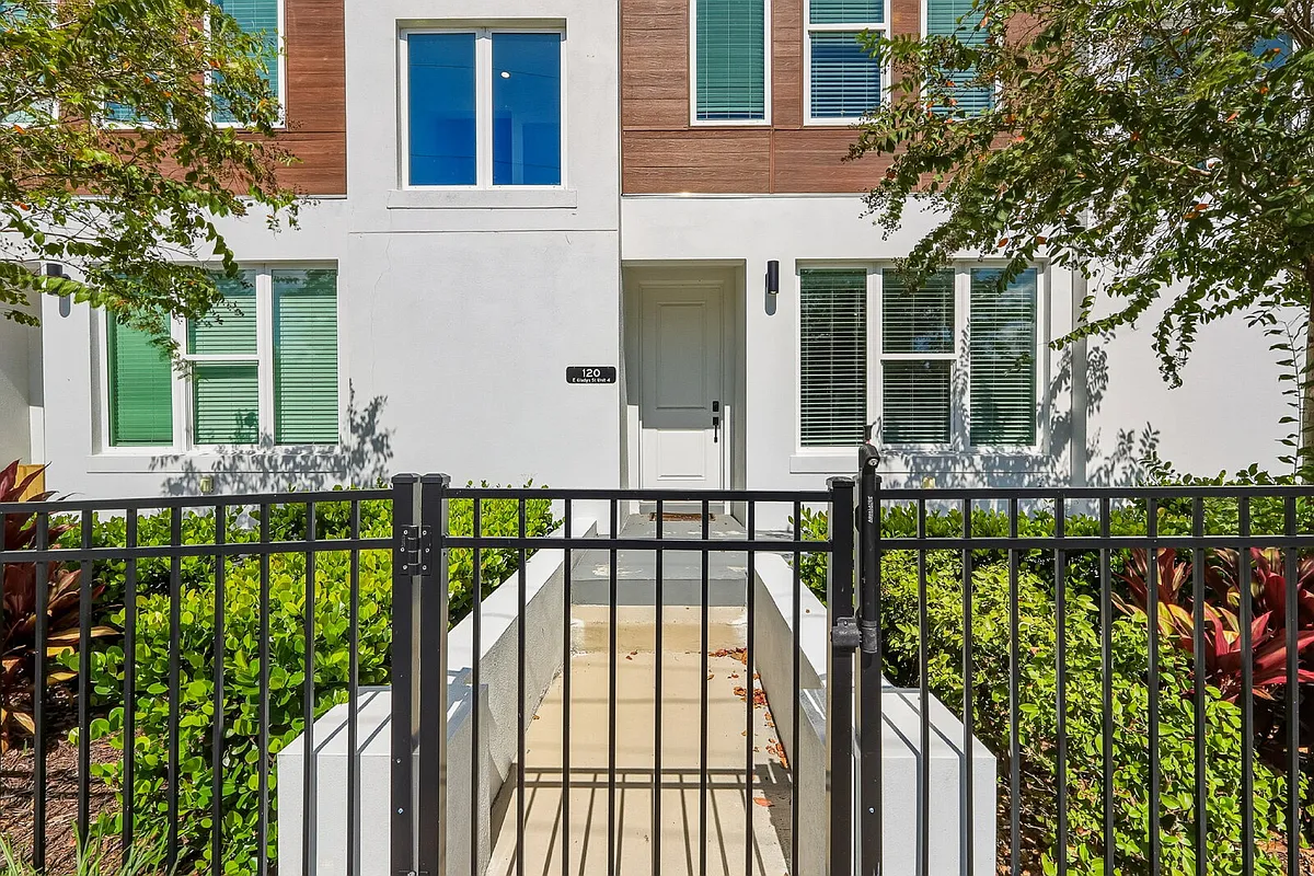 Building Photo - 120 E Gladys St #3
