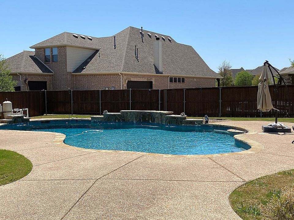 2nd image of 712 Crater Lake Cir