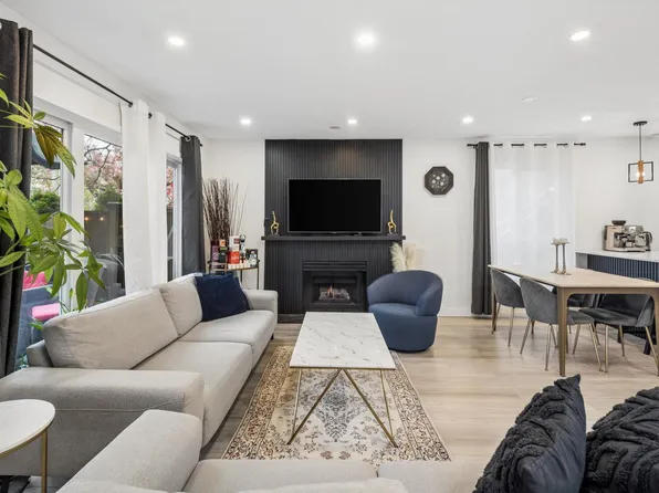 848 W 16th St #7, North Vancouver, BC V7P 1R3