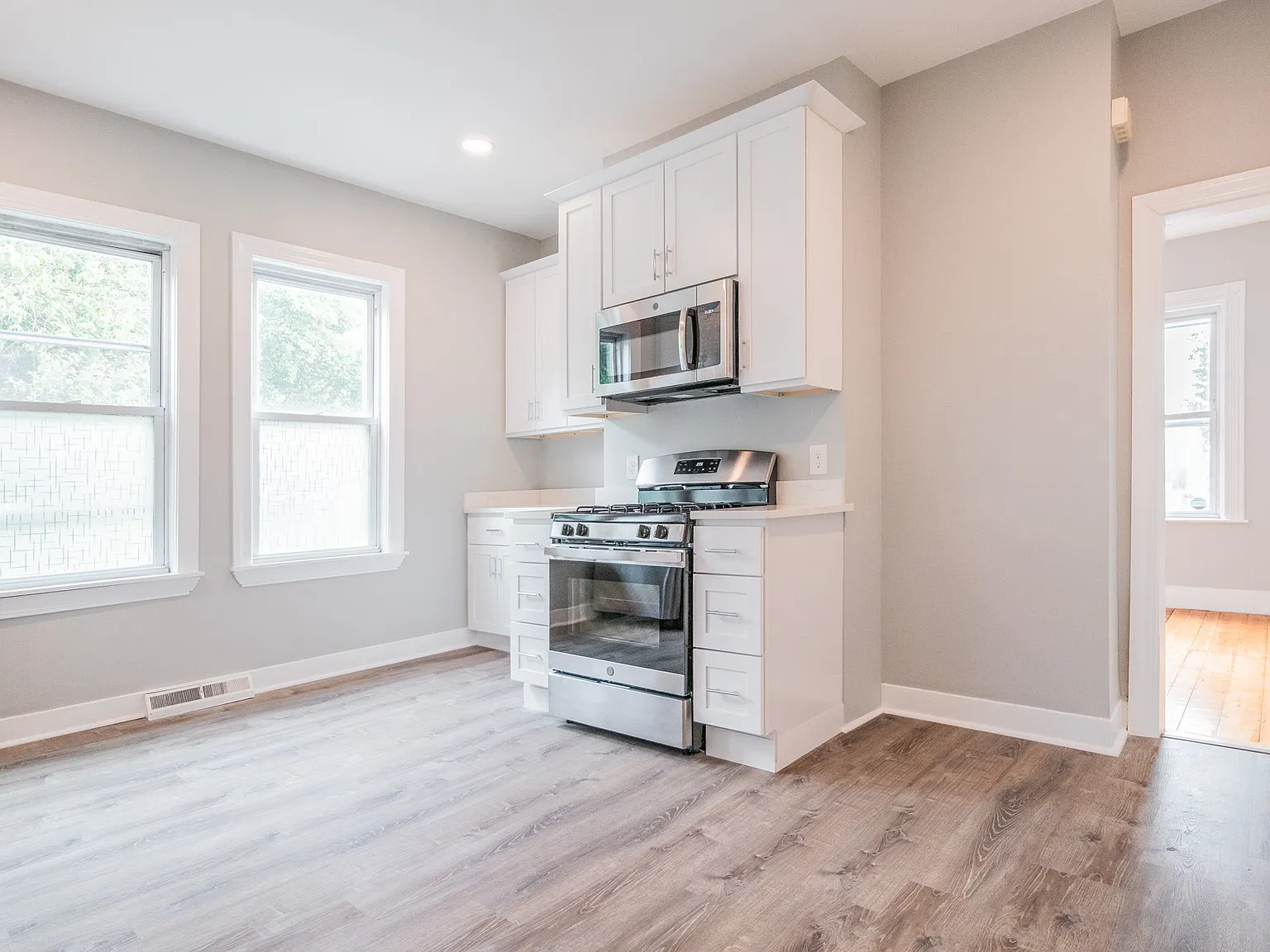 2 bed, 900 sqft, $3,400 — Photo 2