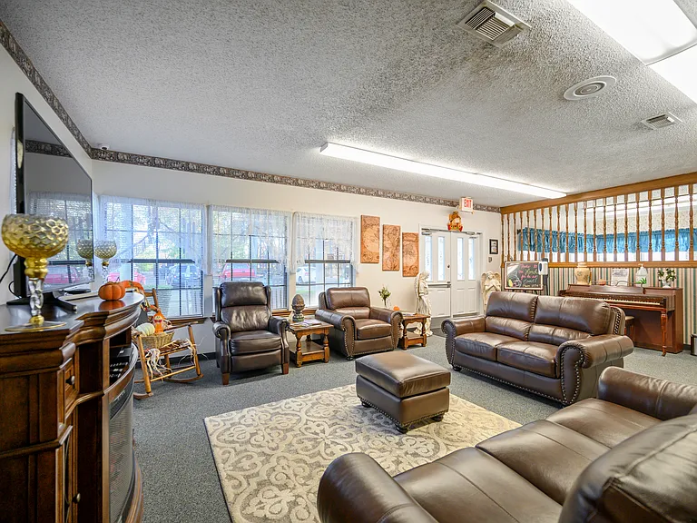 Colonial Lodge Apartments — Photo 12