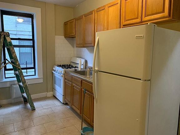 2nd image of 360 Parkside Ave #2BB