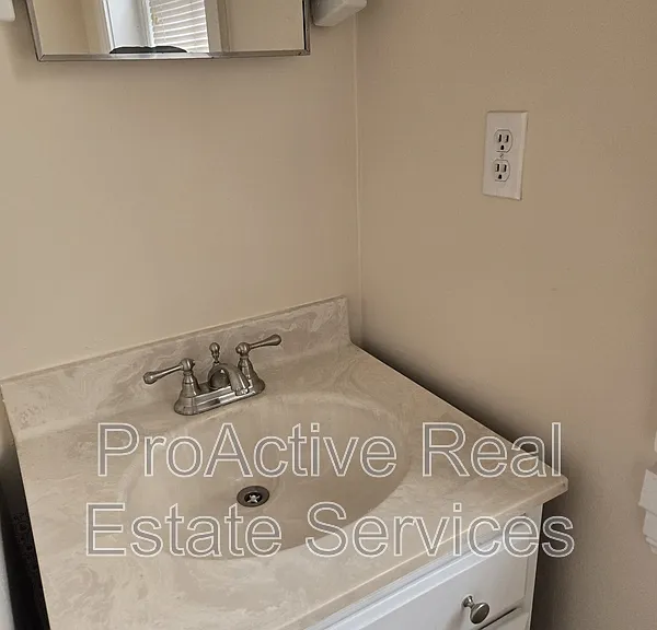 910 Colonial Ave — Photo 14