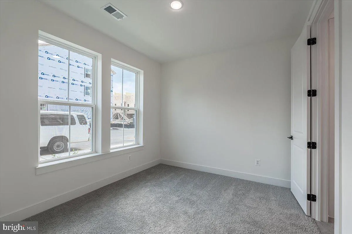4 bed, 3.5 bath, 2008 sqft, $2,995 — Photo 4