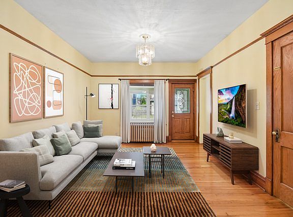 2nd image of 706 S Oak Park Ave
