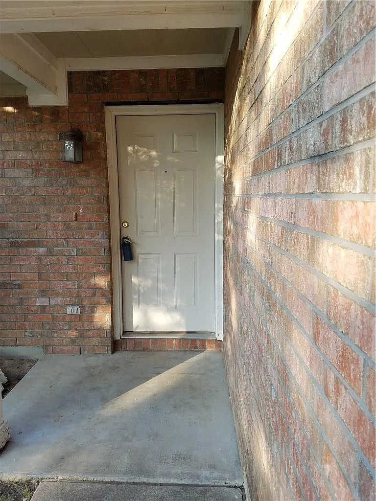 3 bed, 2.0 bath, 1077 sqft, $1,595 — Photo 2