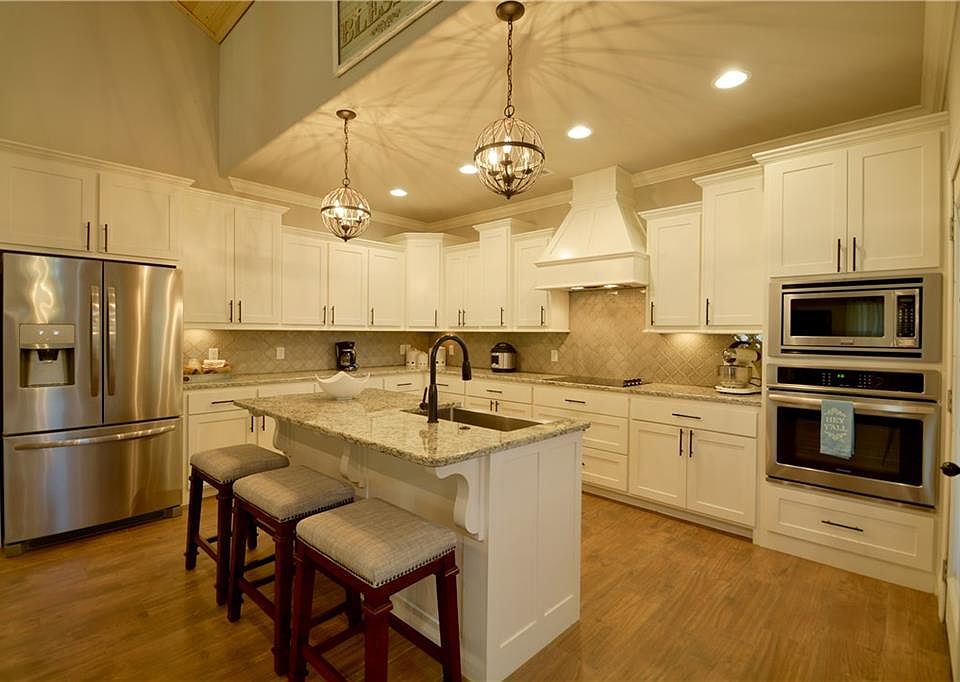 1st image of 32 Dulverton Dr