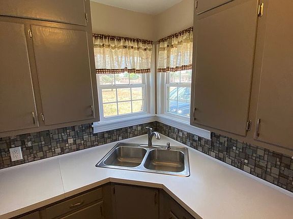 5th image of 1704 W 17th Ln