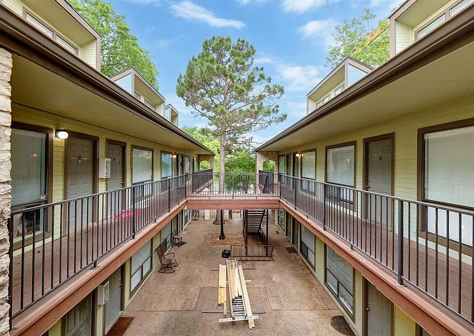 2815 Rio Grande St #207