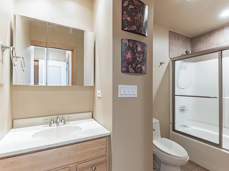 539 W 32nd St — Photo 7