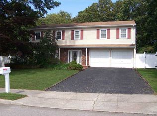 15 Richard Ct, Lake Grove, NY 11755