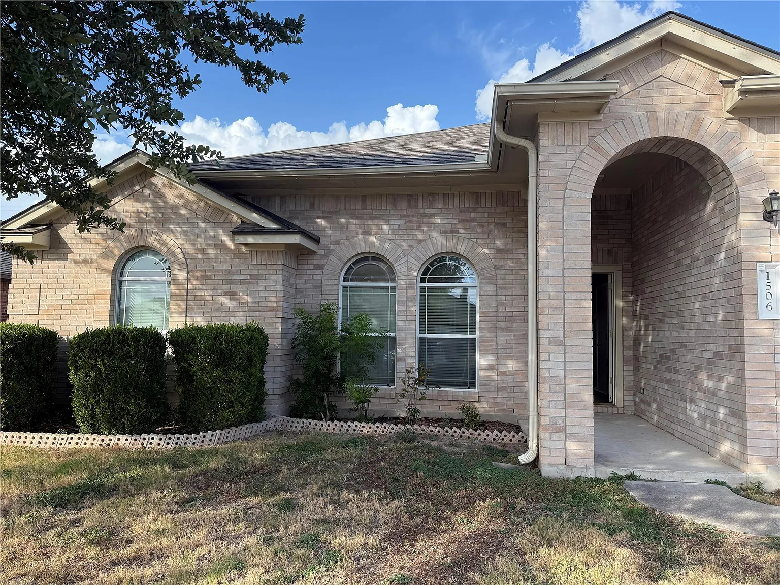 3 bed, 2.0 bath, 1963 sqft, $2,095 — Photo 2