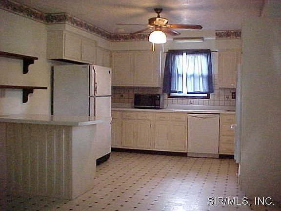 3rd image of 2261 Woodlawn Ave