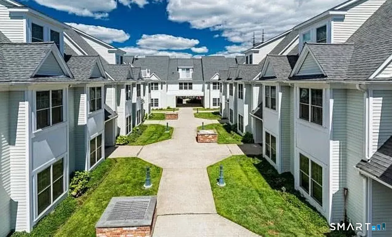3 bed, 2.5 bath, 2275 sqft, $4,595 — Photo 1