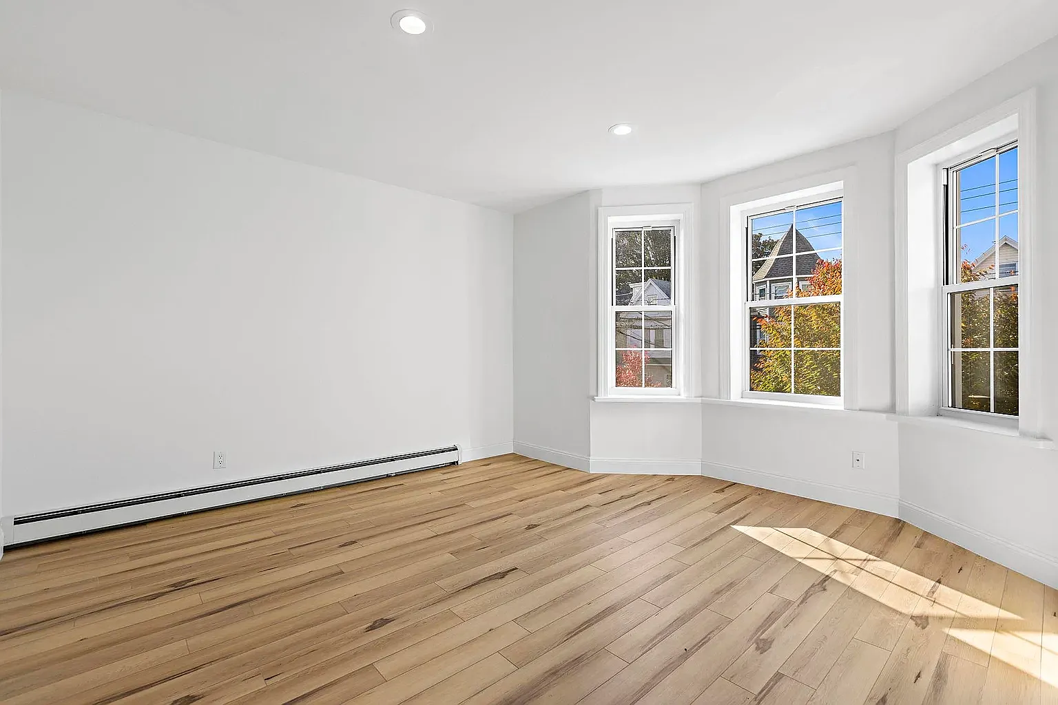 5 bed, 2200 sqft, $5,000 — Photo 3