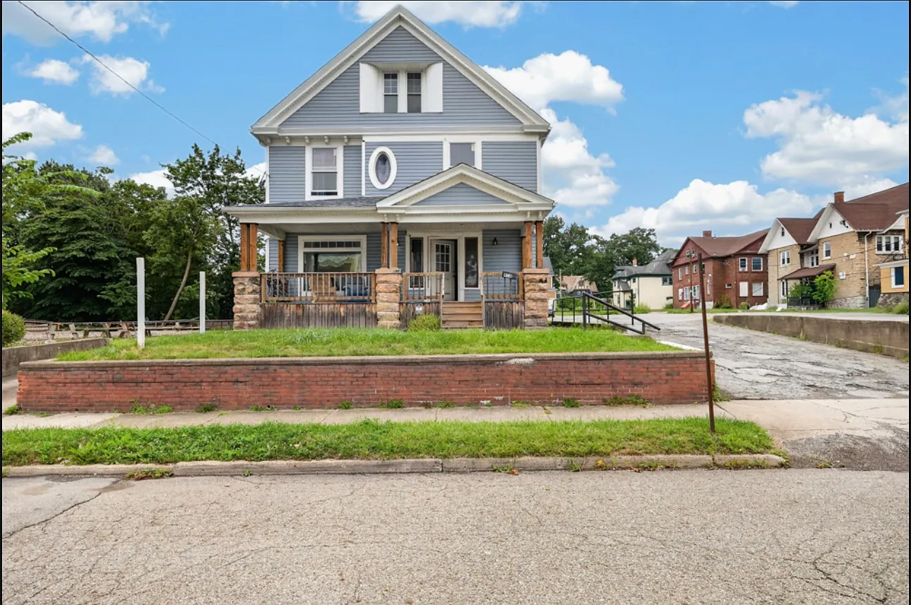 8 bed, 2500 sqft, $475 — Photo 1