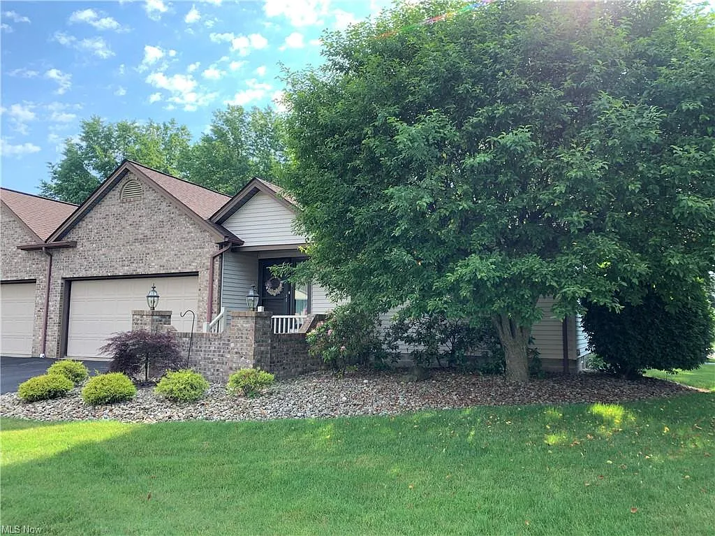 1303 Surrey Point Dr SE photo 1