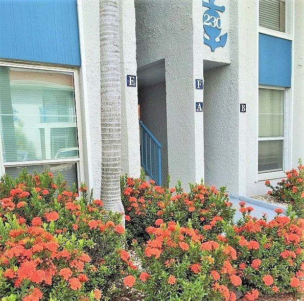 Nicely landscaped, 2nd Floor Unit