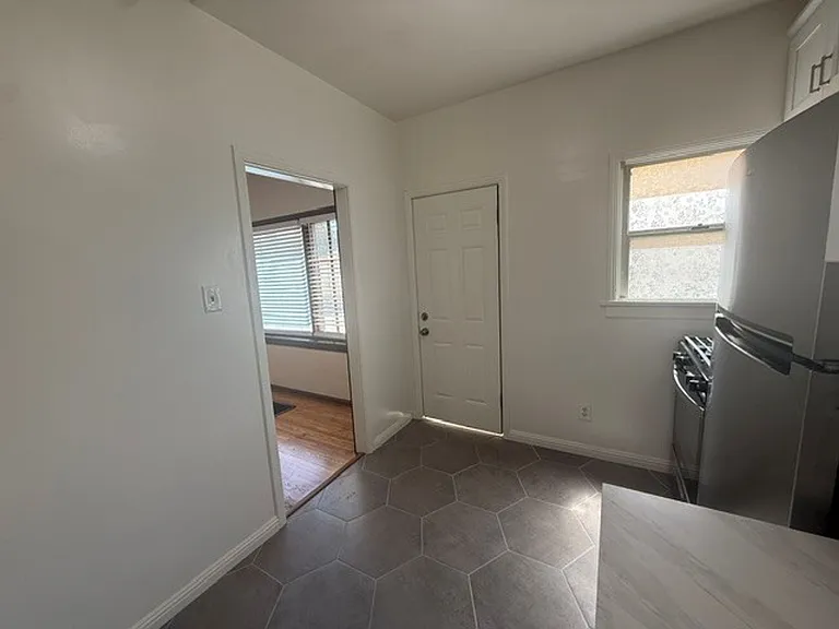 1844 E 5th St — Photo 9