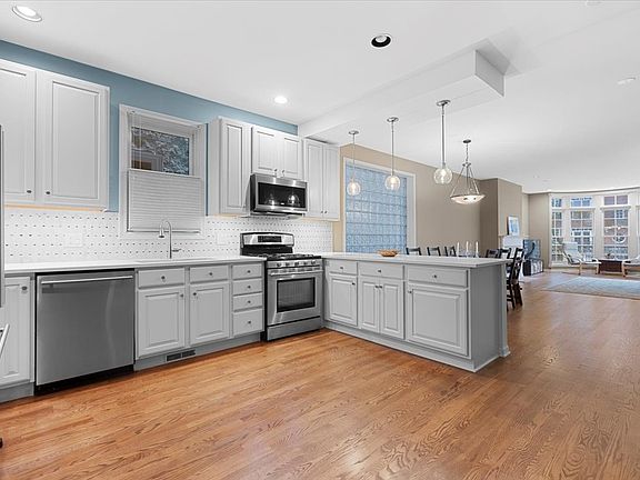 3rd image of 632 W Wrightwood Ave APT 2E