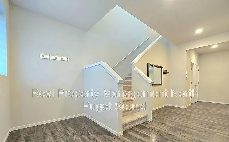 5 bed, 2.5 bath, 2506 sqft, $3,695 — Photo 4