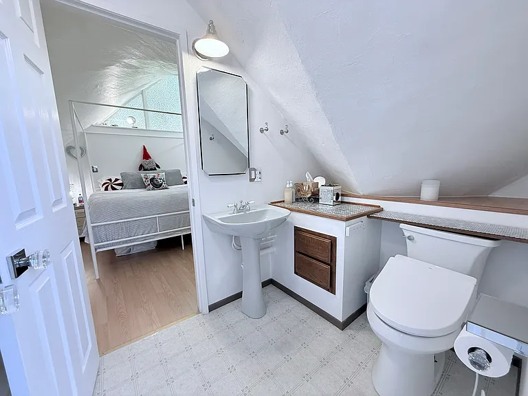 2140 Hollymont Dr — Photo 35