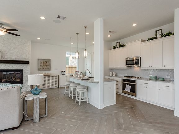 3607 Greenbriar Meadow Ln Frio Family Room and Kitchen
