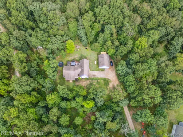 18364 Walnut Ln, Gregory, MI 48137