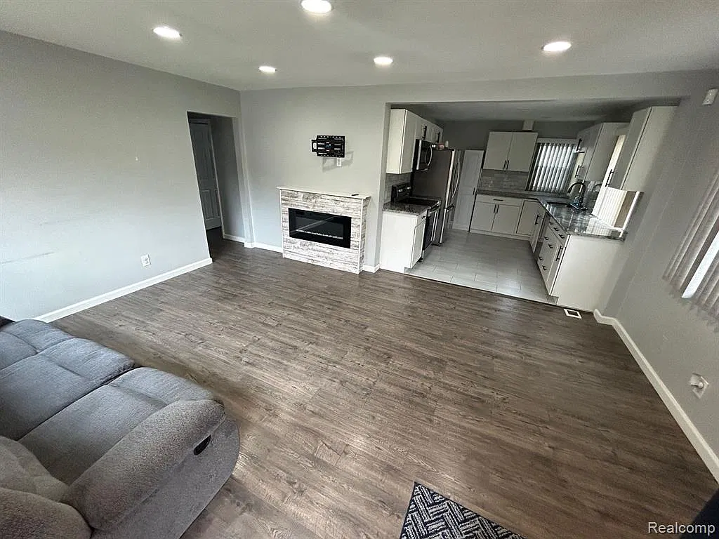 3 bed, 2.0 bath, 1633 sqft, $1,950 — Photo 2