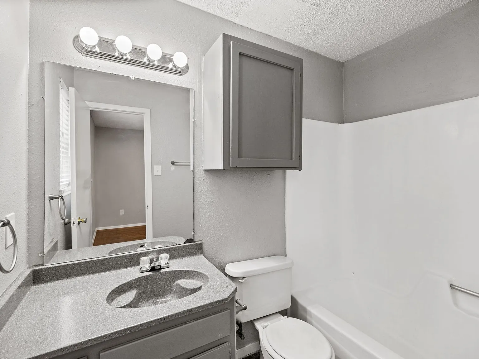 Awesome open Studio Apartments Close to Downtown — Photo 4