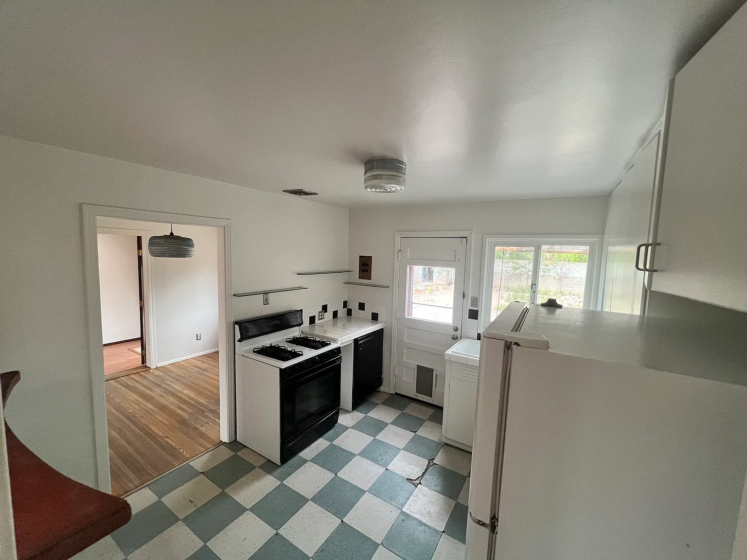 4 bed, 2.5 bath, 1400 sqft, $2,600 — Photo 3