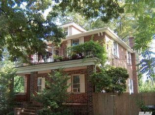 692 Muncey Rd, West Islip, NY 11795