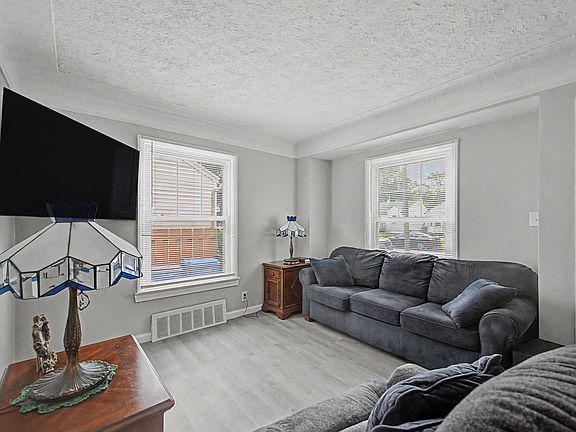 3rd image of 26154 Pennie St