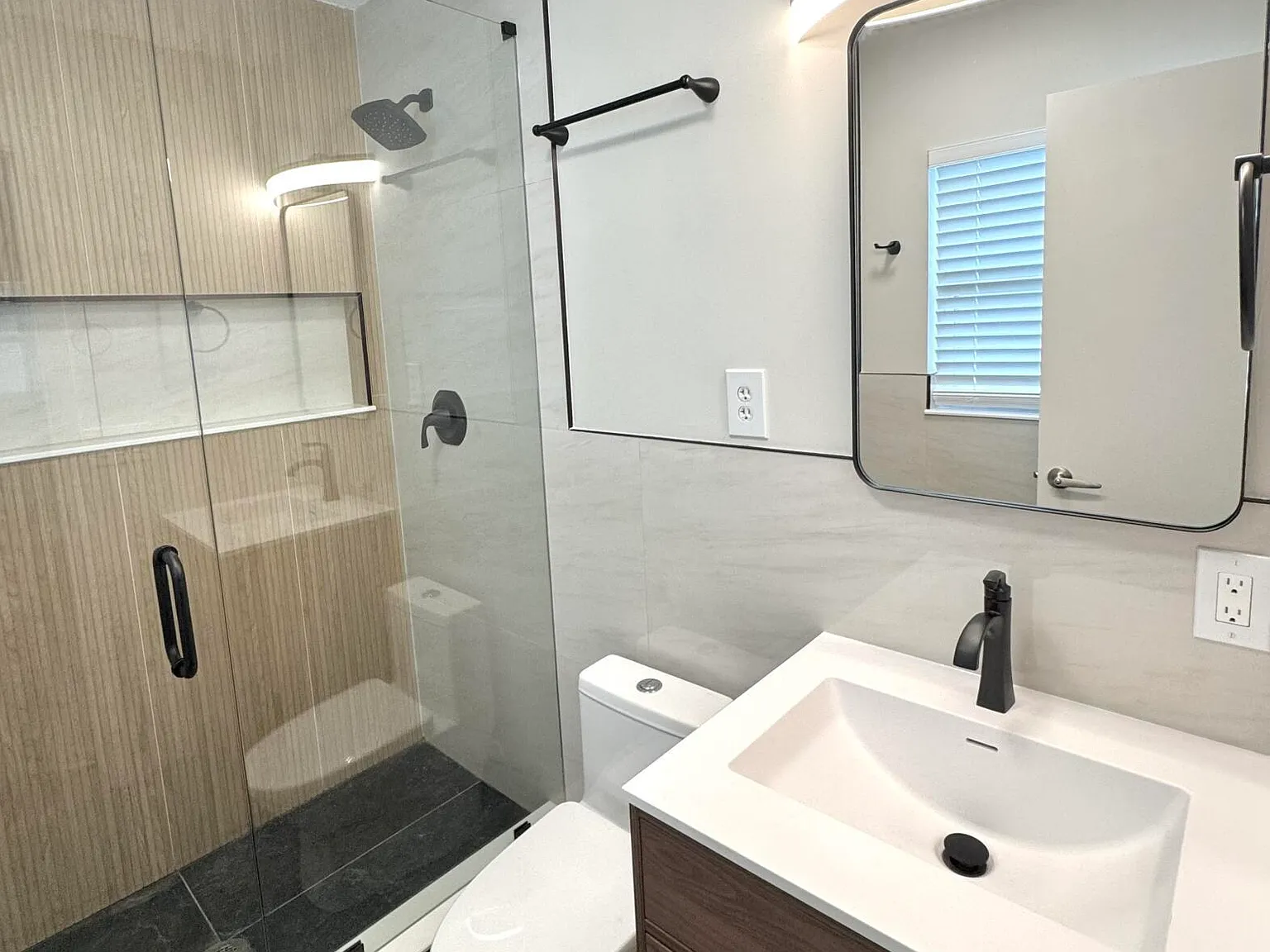 3 bed, 2.0 bath, 1242 sqft, $2,700 — Photo 4