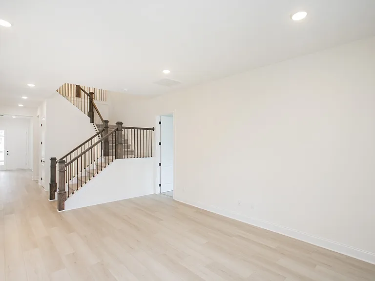 1735 Allwood Ave — Photo 4