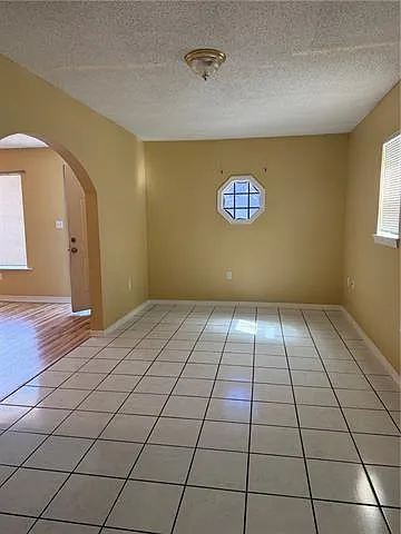 2 bed, 1.0 bath, 900 sqft, $1,100 — Photo 3