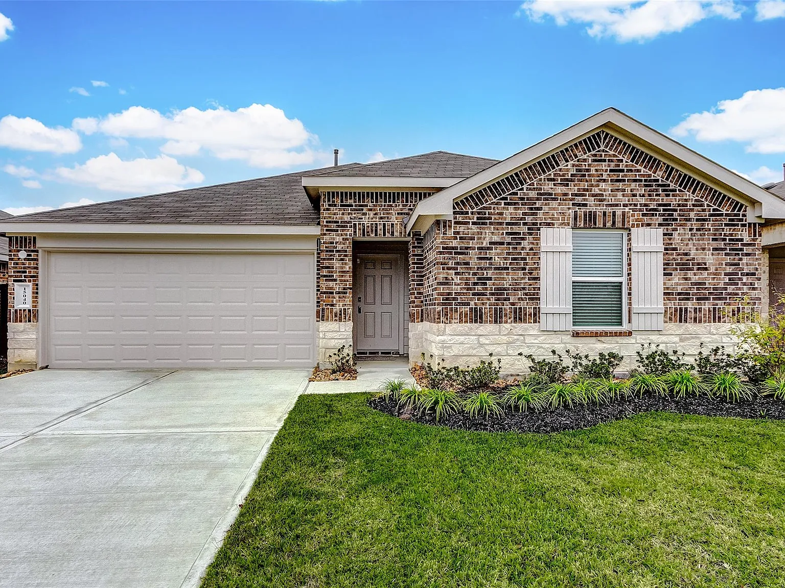 4 bed, 2.0 bath, 1934 sqft, $2,000 — Photo 1