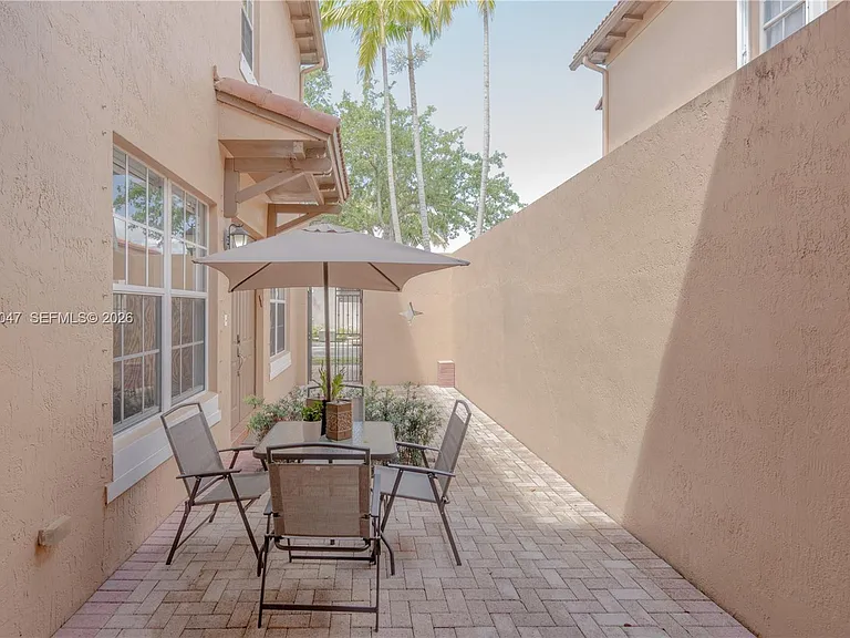 623 SW 146th Ter — Photo 3