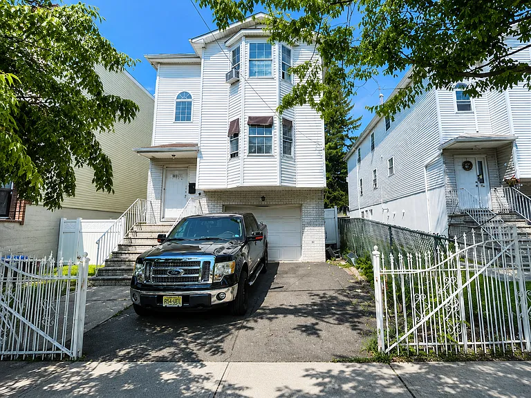 491-493 S 18th St #G — Photo 4