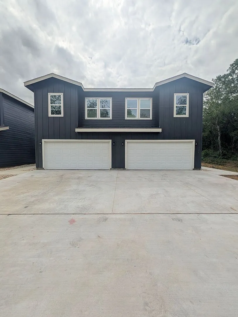 Brand New Duplex in New East Parks Community — Photo 2